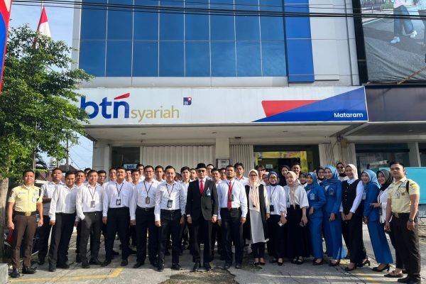Para pegawai BTN Syariah Kantor Cabang Mataram berfoto bersama di depan kantor mereka sebagai bentuk kesiapan menyambut transformasi BTN Syariah menjadi Bank Syariah Nasional (BSN)