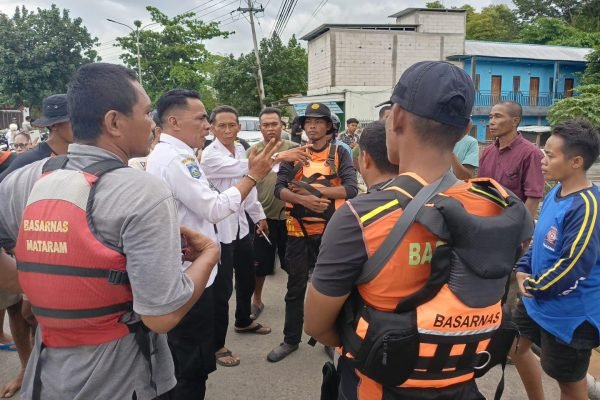 Tim gabungan lakukan pencarian korban terseret banjir di Kota Bima.