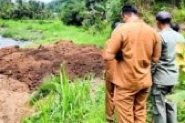 Anggota Satpol PP KLU saat mengecek lokasi yang diduga sebagai galian C di Gangga. (Foto. kicknews.today/Ist)