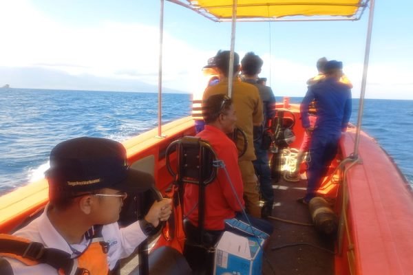 Tim SAR lakukan pencarian korban tenggelam usai lompat dari kapal penyebrangan Poto Tano - Kayangan.