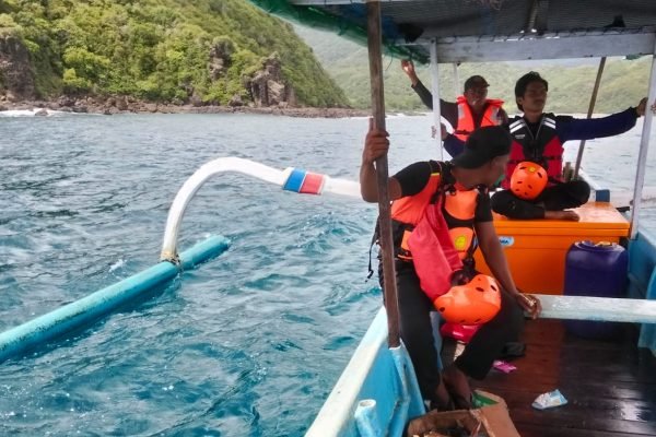 Tim SAR lakukan pencarian korban tenggelam di perairan Langgudu Kabupaten Bima.