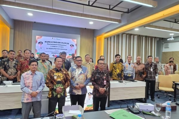 Foto bersama Wkim Bupati Madiun bersama Wakil Bupati Lombok Utara, Sekda dan Kepala OPD Lombok Utara. (Foto. kicknews.today/Ist)