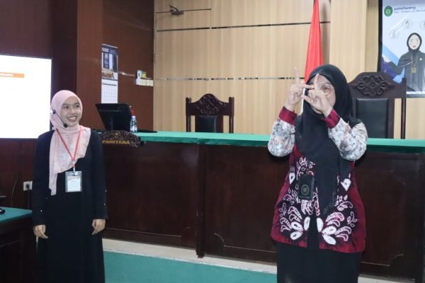 Pengadilan Agama Taliwang gelar pelatihan bahasa isyarat.