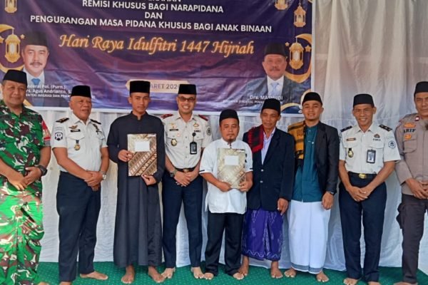 Kepala Rutan Kelas II B Raba beserta jajaran foto bersama usai pemberian remisi Idul Fitri 1447 H secara simbolis pada 3 warga binaan.