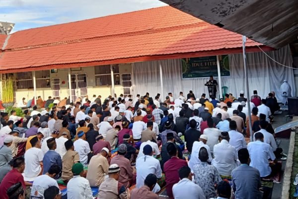 Suasana Salat Idul Fitri di Rutan Kelas II B Raba.
