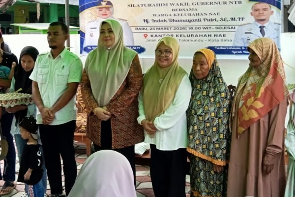 Wagub NTB didampingi Lurah Na'e dan plt asisten 1 Kota Bima foto bersama warga penerima bantuan sembako.