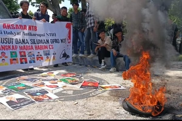 Aksi pembakaran ban massa aksi di depan Kantor Kejari NTB.