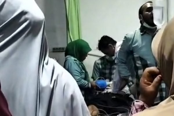 Pasien saat ditangani di IGD RSUD Dompu.