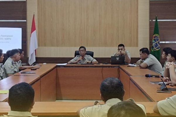 Kepala Kantor Pertanahan Kabupaten Bima, Lalu Makhyaril Huda, S.ST., M.H., QRMP, bersama para Pejabat Pengawas menggelar rapat internalisasi arahan kepada seluruh jajaran, Senin (13/04/2026).