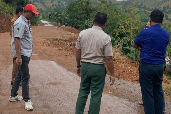 BPBD NTB tinjau jalan rusak di Parado Kabupaten Bima.