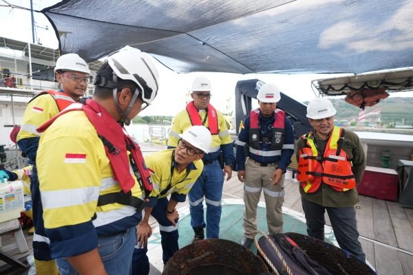Petugas PT Amman Mineral Nusa Tenggara (AMMAN), menunjukkan adanya indikasi kemampuan adaptasi biota laut terhadap lingkungan sekitarnya. (Foto: AMMAN)