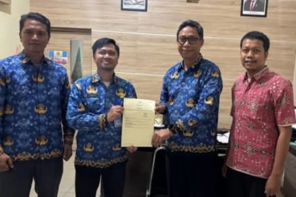 Kepala Kantor Pertanahan Kabupaten Bima, Lalu Makhyaril Huda, S.ST., M.H., QRMP menyerahkan BMN ke Kepala Stasiun Meteorologi Bima, Moch. Syaiful Annas, S.Kom pada Kamis (23/04/2026).