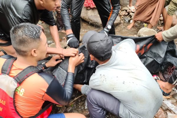 Proses evakuasi bocah tenggelam di Lombok Timur oleh Tim SAR.