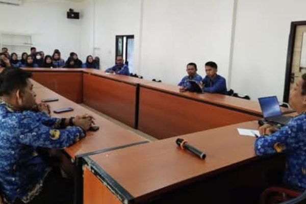 Kepala Kantor, Lalu Makhyaril Huda pimpin rapat koordinasi bersama pegawai.