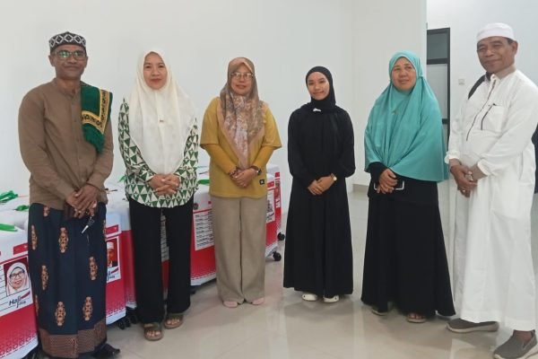 Kepala Kemenhaj Kota Bima H Eka Iskandar (paling kanan) bersama para relawan jamaah haji.