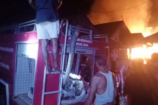 Kebakaran sejumlah rumah di Monta Kabupaten Bima.