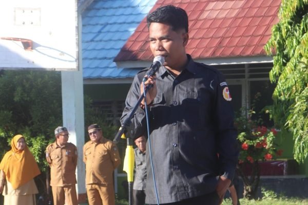 Komisioner Bawaslu Kota Bima, Khairul Amar jadi pembina upacara di SMPN 2 Kota Bima.