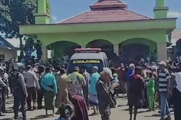 Jenazah almarhum Maulana tiba di mushola di Desa Tambe Kecamatan Bolo Kabupaten Bima.