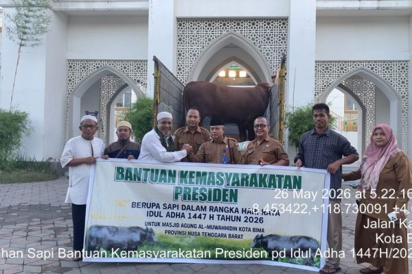 Kadis Pertanian didampingi Kabag Kesra mewakili Pemerintah Kota Bima menyerahkan hewan kurban Presiden Prabowo Subianto pada DKM Masjid Almuwahidin.