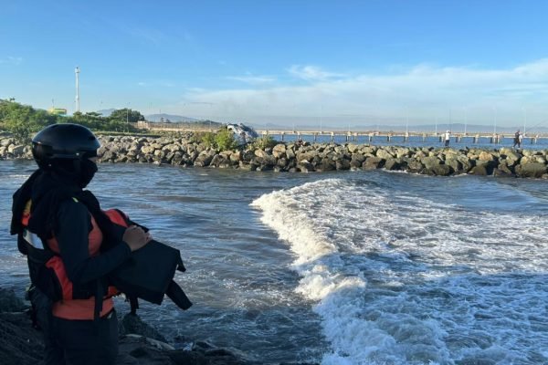 Tim SAR lakukan pencarian 2 bocah tenggelam di Pantai Ampenan Mataram.