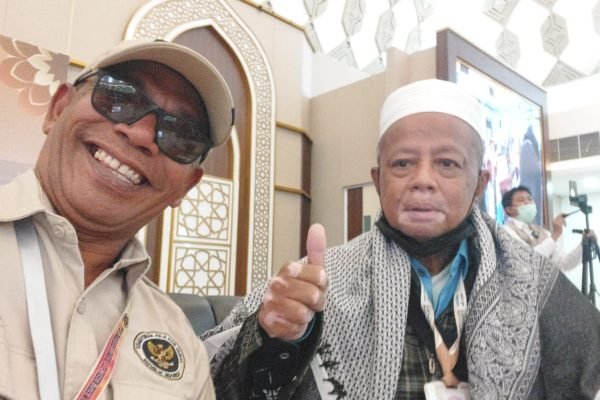 Kepala Kemenhaj Kota Bima H Eka Iskandar MSi bersama seorang jamaah haji.