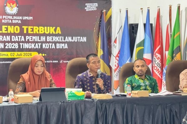Rapat pleno terbuka rekapitulasi PPDB triwulan II tahun 2026 di aula KPU Kota Bima.