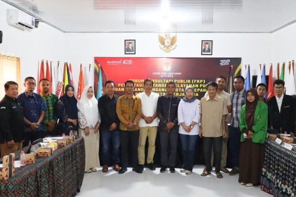 Foto bersama usai kegiatan forum komunikasi publik di KPU Kota Bima.