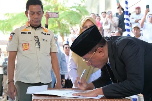 Bupati Bima Ady Mahyudi lantik ratusan pejabat.