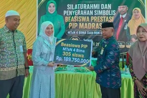 Hj Mahdalena salurkan beasiswa PIP pada siswa MTsN 4 Bima.