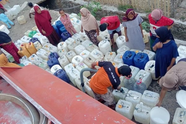 BPBD salurkan air bersih pada warga terdampak kekeringan.