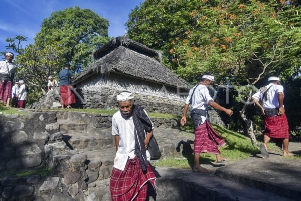 Warga adat Bayan mengenakan pakaian tradisional di kawasan Masjid Kuno Bayan Beleq, Kabupaten Lombok Utara. MHA Bayan menjadi salah satu dari 12 masyarakat hukum adat yang telah memperoleh pengakuan dari Pemerintah Kabupaten Lombok Utara. Foto: Istimewa.