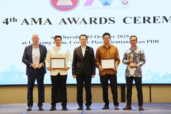 AMMAN saat menerima penghargaan sektor mineral ASEAN di Vientiane, Laos, pada 2 Oktober lalu