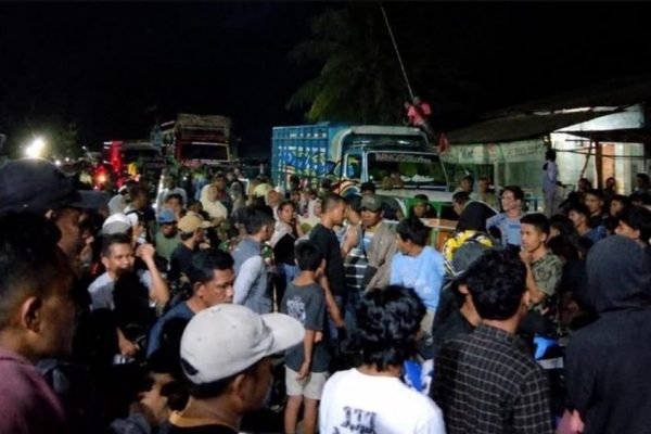Warga memblokade jalan lintas Sumbawa–Bima di Desa Banggo, Kecamatan Manggelewa, Kabupaten Dompu, Minggu (20/9/2026) malam. Aksi tersebut melumpuhkan arus lalu lintas selama sekitar enam jam dan memicu antrean kendaraan hingga belasan kilometer. (Foto: Istimewa)