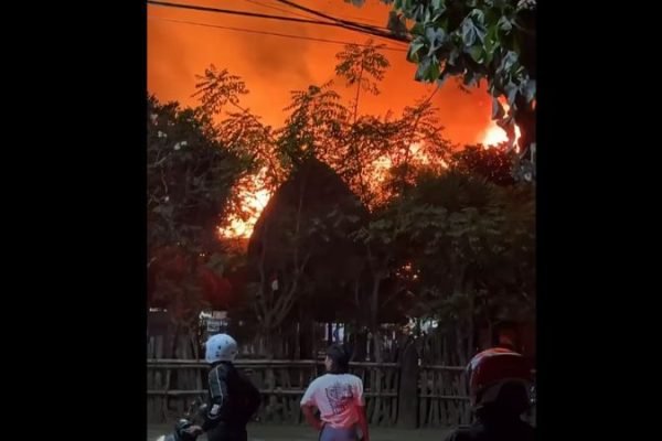 Kobaran api terlihat membesar di kawasan Desa Adat Sade, Desa Rembitan, Kecamatan Pujut, Lombok Tengah, Sabtu malam (22/8/2026). Hingga berita diterbitkan, jumlah bangunan terdampak, korban, dan penyebab kebakaran masih dalam proses konfirmasi. Foto: tangkapan layar video warga.