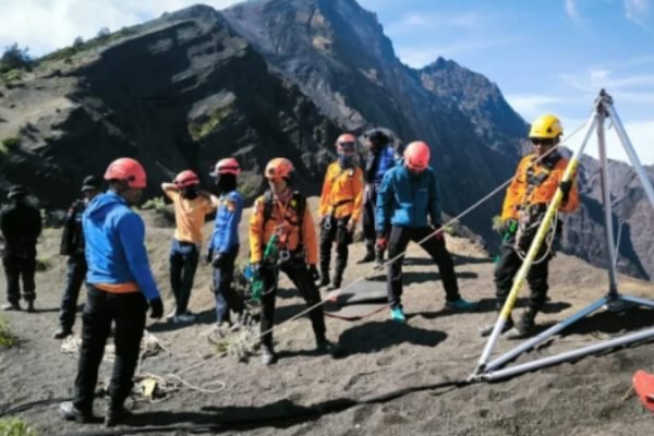 Tim SAR gabungan melakukan evakuasi wisatawan Brasil di Rinjani