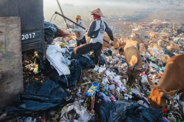 Sejumlah petugas kebersihan mengeluarkan sampah-sampah dari truk di Gili Trawangan. (Foto kicknews.today/Ist)