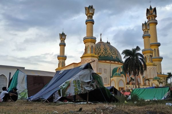Tenda-tenda pengungsi berdiri di sekitar Islamic Center NTB saat rangkaian gempa Lombok pada Agustus 2018. Pemandangan ini kembali teringat ketika warga NTT malam ini menghadapi gempa susulan usai gempa M7,7. Foto: Dokumentasi kicknews.today