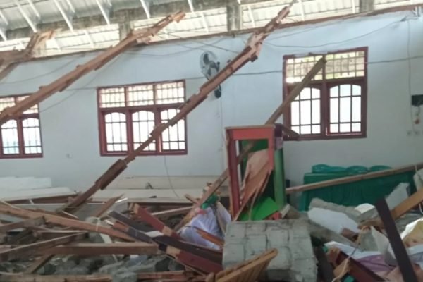 Kerusakan bangunan akibat gempa di Poso hari ini