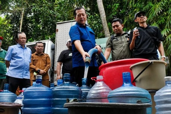 Gubernur NTB Lalu Muhamad Iqbal menyalurkan air bersih kepada warga terdampak kekeringan. BMKG memprakirakan kondisi kering masih mendominasi NTB hingga akhir Agustus 2026 seiring El Niño yang berada pada intensitas sangat kuat. Foto: Istimewa