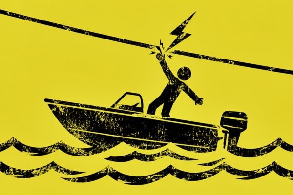 ilustrasi sengatan listrik di tengah laut