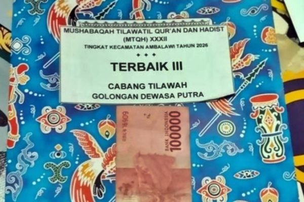 Hadiah Rp100 ribu yang diterima juara III cabang tilawah golongan dewasa putra pada MTQH XXXII tingkat Kecamatan Ambalawi, Kabupaten Bima, tahun 2026. Foto: Istimewa.