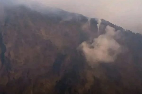Kepulan asap terlihat dari lokasi kebakaran hutan dan lahan di Puncak Setampol, Resor Torean, kawasan Taman Nasional Gunung Rinjani, Rabu (23/9/2026). (Foto: tangkapan layar video)
