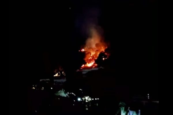 Kobaran api terlihat membakar kawasan perbukitan Senggigi, Kecamatan Batulayar, Kabupaten Lombok Barat, Sabtu malam (29/8/2026). Petugas Damkarmat bersama warga kemudian melakukan pemadaman hingga api berhasil dikendalikan.