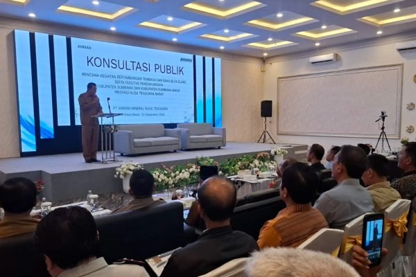 Bupati Sumbawa Syarafuddin Jarot menyampaikan sambutan dalam konsultasi publik penyusunan AMDAL Proyek Elang AMMAN di Sumbawa Besar, Selasa (22/9/2026). (Foto: dok. AMMAN)