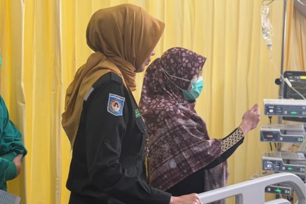 Direktur RSUD Kota Mataram dr. NK Eka Nurhayati (jilbab kuning) saat mendampingi Wali Kota Mataram Mohan Roliskana bersama istri menjenguk korban kekerasan diduga dilakukan kelompok geng motor, sebelum dinyatakan meninggal dunia pukul 14.58 Wita, Selasa (27/10/2026), di ruang ICU RSUD Mataram.