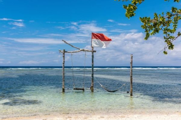 Pemandangan pantai di kawasan Gili Trawangan, Lombok Utara. Tiga hotel dilaporkan menghentikan reservasi baru dan mulai mengembalikan pembayaran tamu karena pasokan air bersih belum kembali mengalir. (Foto: kicknews.today)