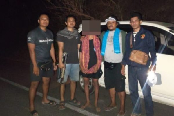 Polisi mengamankan salah seorang terduga pelaku penganiayaan di Desa Dumu, Kecamatan Langgudu, Kabupaten Bima, yang menewaskan seorang pemuda dan melukai satu orang lainnya. (Foto: Dok. Polres Bima Kota)