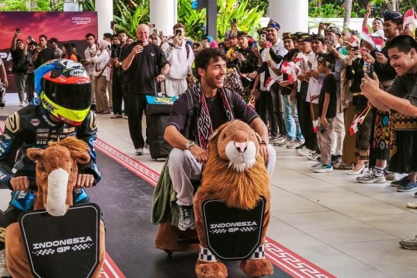 Suasana penyambutan pembalap MotoGP di Bandara Internasional Lombok, Senin (5/10/2026). Rombongan disambut warga berpakaian adat dan wahana kendaraan mainan berbentuk hewan menjelang MotoGP Mandalika 2026.