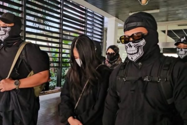 Seorang tersangka dalam perkara dugaan TPPU yang berkaitan dengan Koko Erwin digiring petugas Bareskrim Polri setelah ditangkap. (Foto: Tangkapan layar)