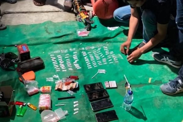 Petugas mengumpulkan barang bukti berupa paket diduga sabu dan perlengkapan lainnya saat penggerebekan di Desa Dete, Kecamatan Lape, Kabupaten Sumbawa, Minggu (11/10/2026) dini hari. (Foto: Dok. BNNP NTB)
